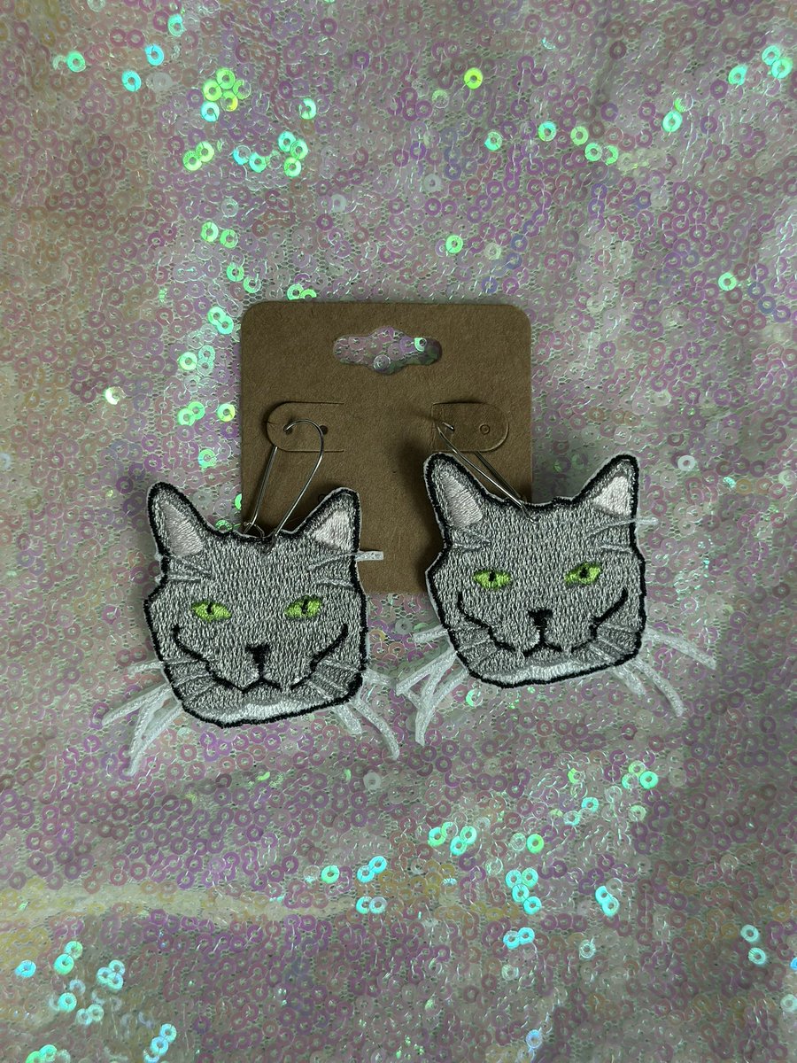 SlapQueenDotCom's tweet photo. I turned my cats into earrings pt 4 ✨ these earrings r on the site and I AM now taking custom orders so pls let me draw ur pets and turn them into earrings!!! 😻😻 https://t.co/LAv0Ca8D16