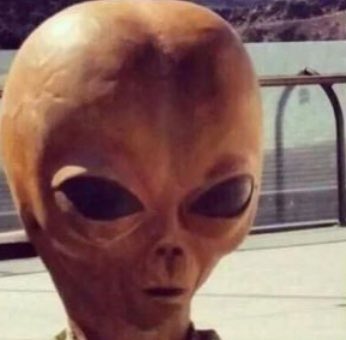 Yo explicándole al Alien que mi horario de salida es a las 5, y que el jefe se emperra si me salgo a las 5. 

El alíen: