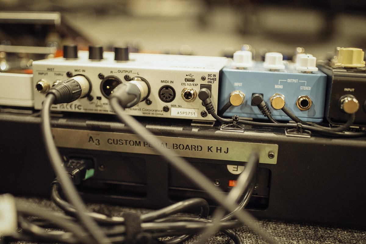 이번 투어를 위해서 보드도 새로 짰어요 여러분을 위한 혁신!!! 그리고 멋진 보드 짜주신 양사장님 이 글로 써 감사 말씀 전합니다.
#KIMHYUNJOONG #김현중
#キムヒョンジュン #金賢重
#RISINGIMPACT #WORLDTOUR