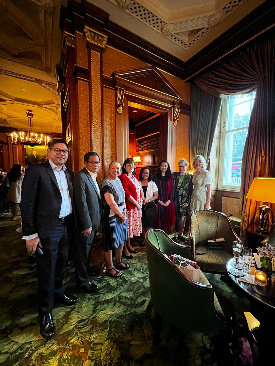 My @KingsNursing PhD graduation ceremony celebrated with my wonderful parents, supportive husband, extraordinary supervisors Prof Glenn Robert @spuddyjo <a href="/annemarieraffer/">anne marie rafferty</a> <a href="/RonaMossMorris/">Rona Moss-Morris</a> &amp; clinical mentor <a href="/Coakley167/">Catherine Oakley</a>. My gratitude to all who supported me. You all know who you are!