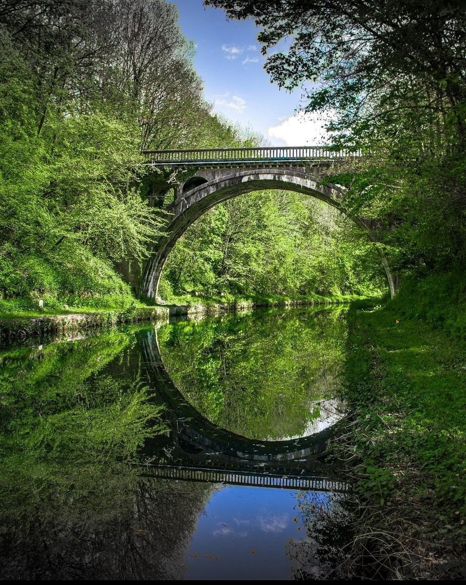 ChRolandMaths's tweet photo. ▶️ maths en vie 📸 @mathsenvie
👀 Symétrie axonaise 📐📏
#maths #mathslove #mathsart #mathsenvie #géométrie #teammaths
❓ Pont de Riqueval #Aisne #France 🇨🇵
😉 à @DeRegards https://t.co/66w0KNKDIT