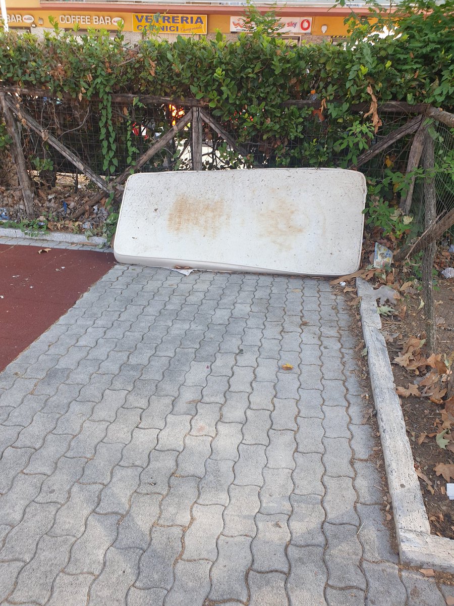 AndreaC1971's tweet photo. Area giochi sotto casa. Praticamente una discarica da mesi. Dopo venticinquemilasettecento segnalazioni, finalmente ieri sono intervenuti con uomini e mezzi mai visti tutti assieme.
Risultato: guai a rimuovere il materasso lercio a 2 metri dall'altalena
#Romanella @romafaschifo https://t.co/acLxrS2jvj