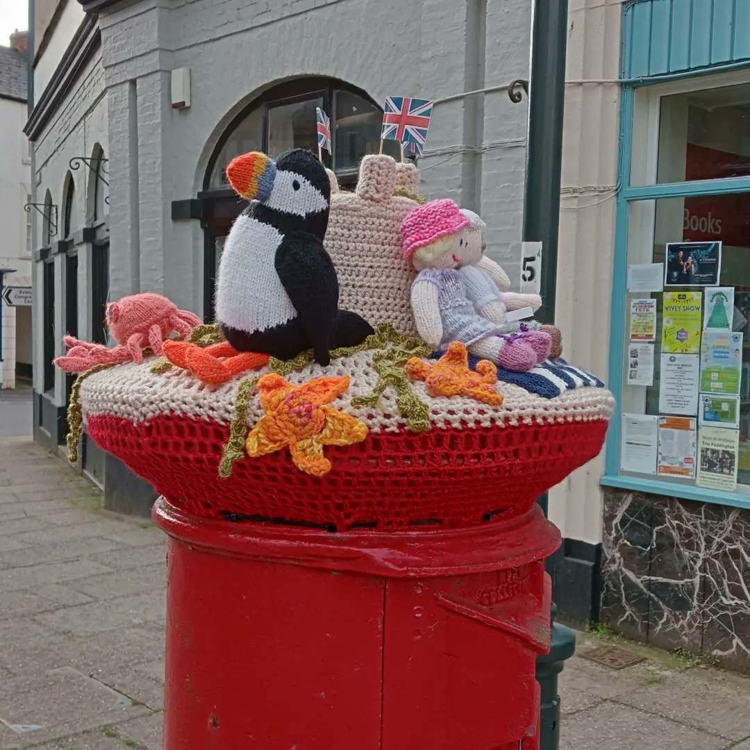 Wiveysqpostbox's tweet photo. A little bit of Seaside Summer in Wivey #yarnbombing #postboxtopper https://t.co/dPOCwVpbYE