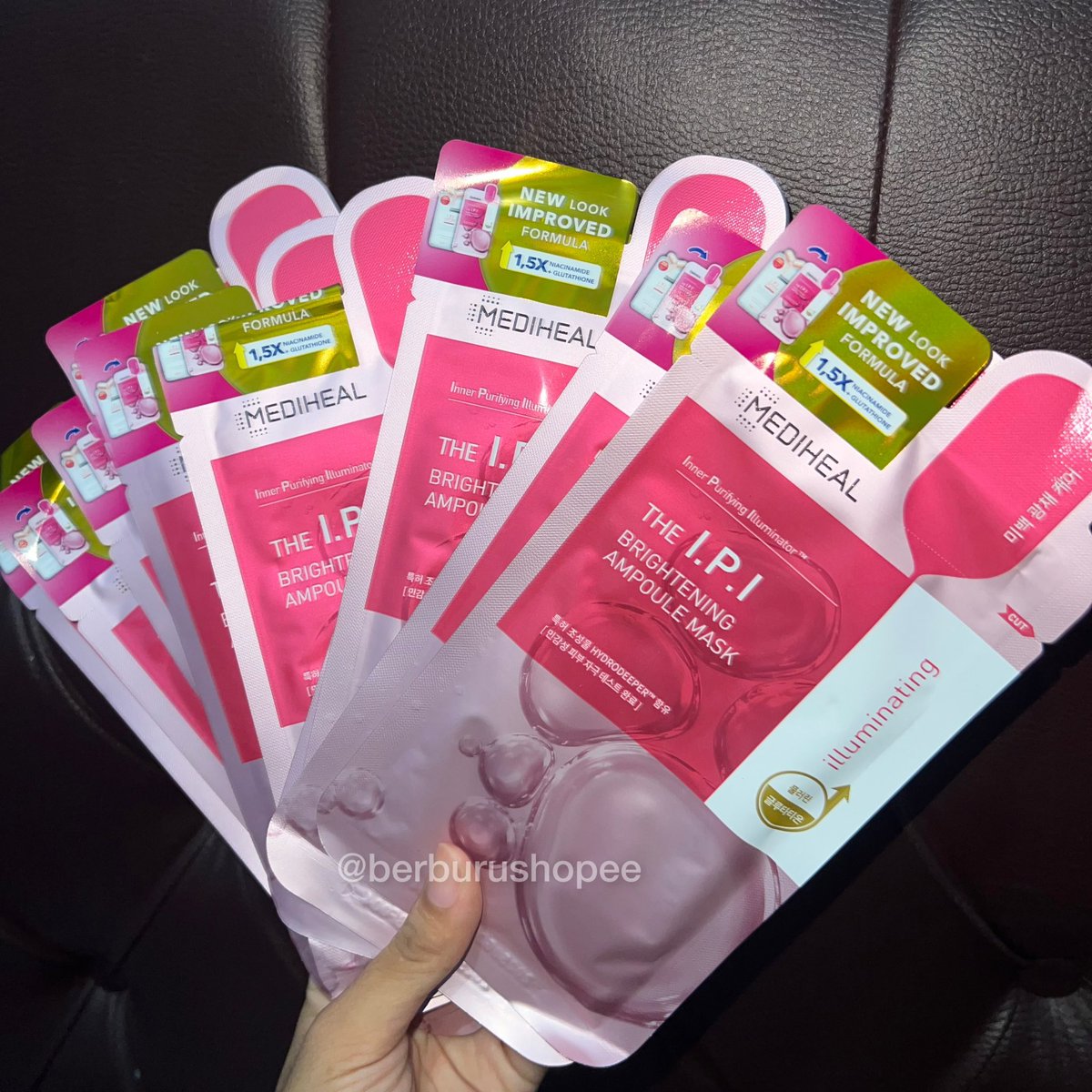 berburushopee's tweet photo. sheetmask terampuh yg bener” mencerahkan wajah aku😭

pertama kali pake terkejut karna langsung kelihatan hasilnya, alhasil aku borong deh &amp; udah sebulanan pake sheetmask ini yg bikin wajahku jadi lebih cerahan &amp; healthy skin jg🥰🤍

cusss beli disini:
🛒 https://t.co/coOkirSDkd https://t.co/UGvUdZzfCE