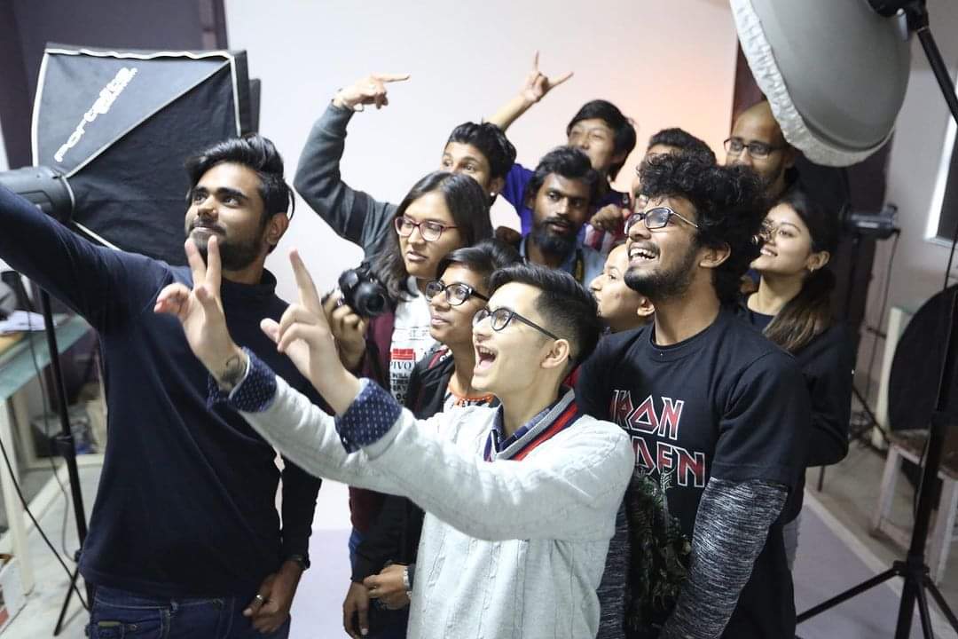iipcca_india's tweet photo. #throwback #smiles #alumni #oldworld #iipians #lifeatiip #indianinstituteofphotography #iipacademy #artcollege #photographyschool #pass https://t.co/gwEbPuxeZ4