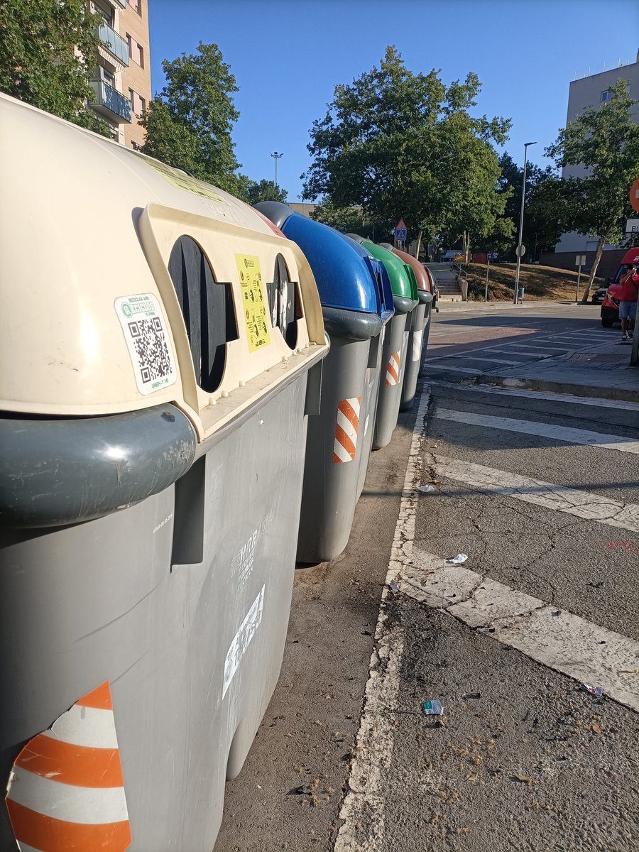 Evaristo R. (@egaramuck) on Twitter photo Carrer Logronyo amb Avinguda Madrid de #Terrassa, abans i després de passar els escombriaires, avui, divendres 28 de juliol de 2023. Però què redimonis guanyen els incívics fent això i remenant la merda al terra? <a href="/ajterrassa/">Ajuntament de Terrassa</a> <a href="/trsmediambient/">Terrassa Medi Ambient</a> <a href="/ecoequip/">Eco-equip</a> Carrer Logronyo amb Avinguda Madrid de #Terrassa, abans i després de passar els escombriaires, avui, divendres 28 de juliol de 2023. Però què redimonis guanyen els incívics fent això i remenant la merda al terra? <a href="/ajterrassa/">Ajuntament de Terrassa</a> <a href="/trsmediambient/">Terrassa Medi Ambient</a> <a href="/ecoequip/">Eco-equip</a>