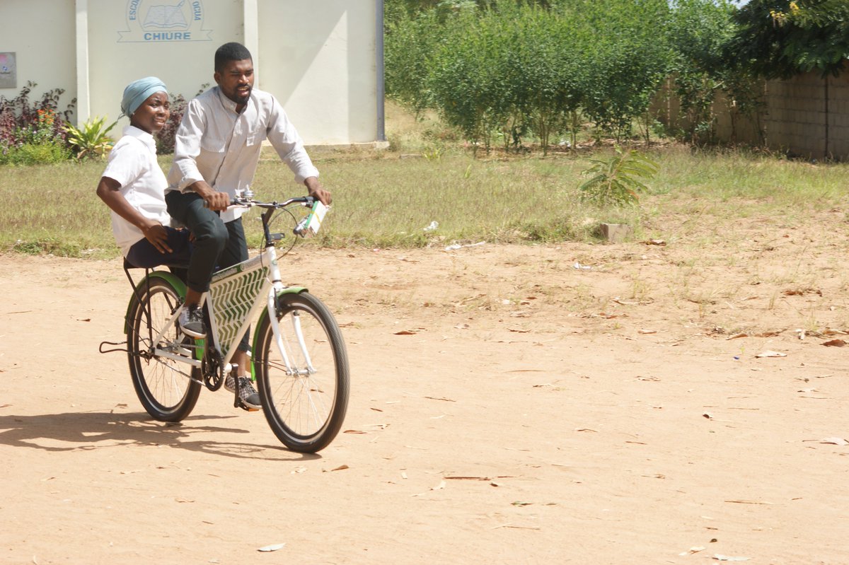 Mozambikes's tweet photo. À boleia é mais divertido.

Getting a free ride is a lot more fun than walking.

#mozambikes #onebicycleattime #helpo https://t.co/Va39tTQR6Q