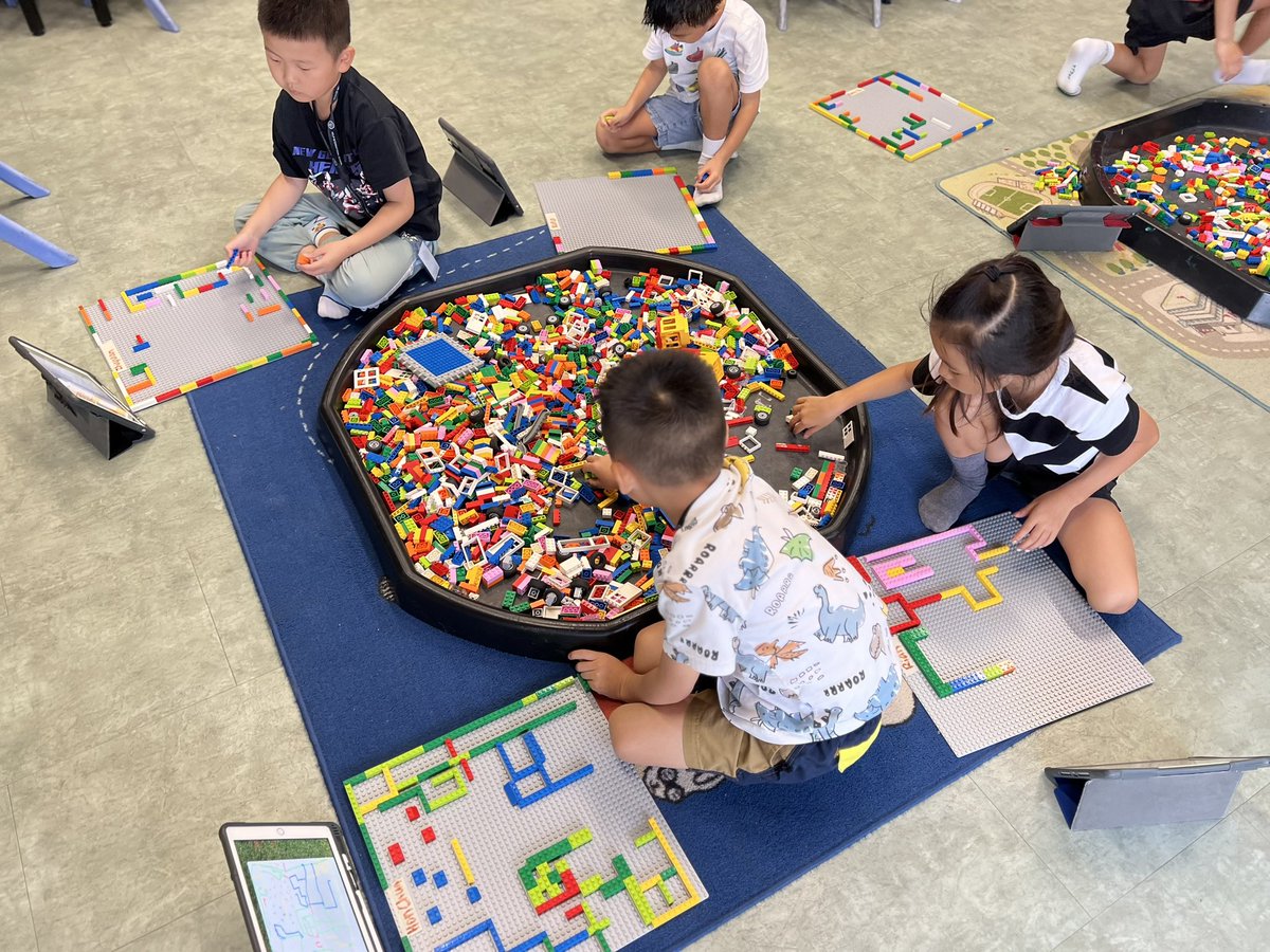 vickyyhengg's tweet image. Our MP1 students used iPads to design marble mazes with #markups, then brought them to life with @LEGO_Education! 🥳#EveryoneCanCreate #SummerProgramme 
#STEAM
@HELPISKL