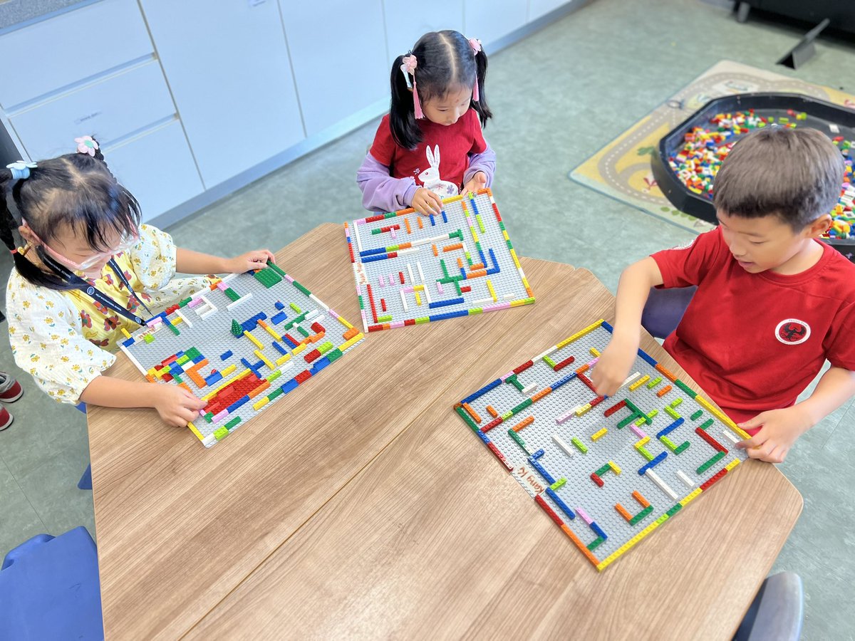 vickyyhengg's tweet image. Our MP1 students used iPads to design marble mazes with #markups, then brought them to life with @LEGO_Education! 🥳#EveryoneCanCreate #SummerProgramme 
#STEAM
@HELPISKL