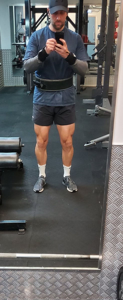 commando42's tweet image. A great playlist for leg day 🤘. Sparrow ankles 🤣 but calves getting there 🏋️