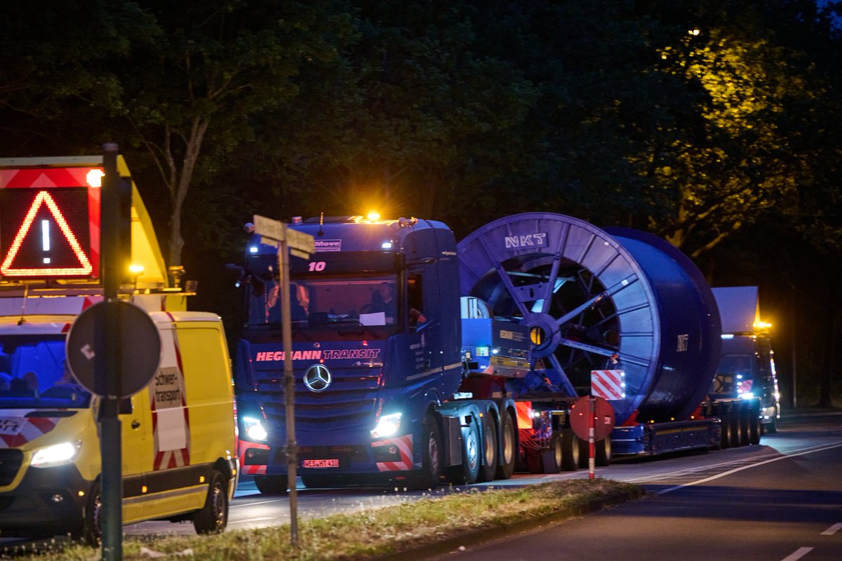 (1/2) #Meilenstein: Die ersten Erdkabel für den #SuedOstLink haben sich auf den Weg aus dem Werk in Köln in Richtung Magdeburger Hafen gemacht. Der Transport erfolgt mit LKWs 🚛 über Straßen und auf innerdeutschen Wasserwegen per Schiff 🚢
50hertz.com/de/News/Detail… 

📸#NKTCables