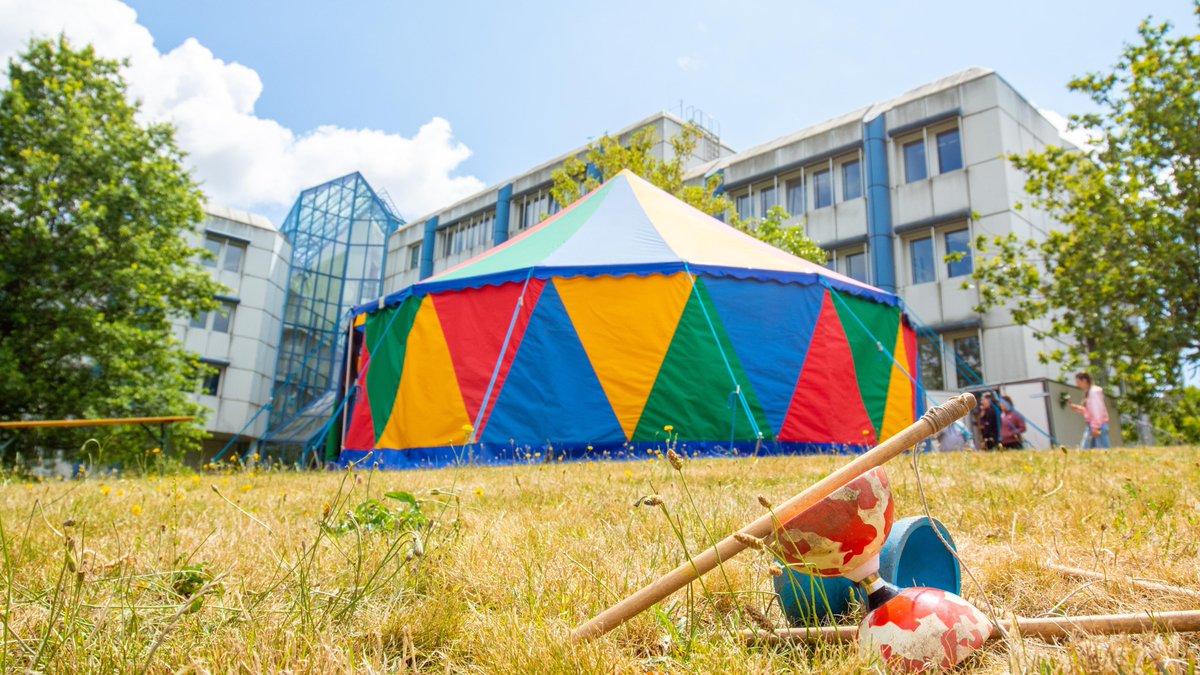 TrierUni's tweet photo. Im und um das bunte Zelt im Unipark findet aktuell die #Ferienfreizeit für Kinder von Mitarbeitenden statt. Welche Abenteuer die 6- bis 12-Jährigen schon erlebt haben: https://t.co/VHS25JTiBP Wir wünschen viel Spaß 🤸!
#vereinbarkeit #berufundfamilie #unitrier #trier https://t.co/vRj0gZyV1P