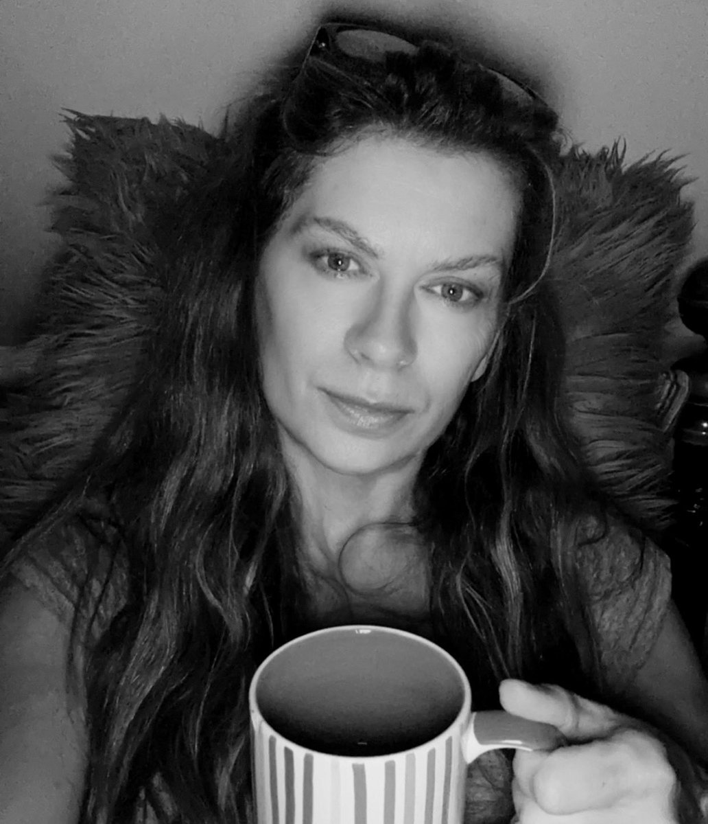 3violetMistyblu's tweet photo. Morning
It’s Friday
Yay!
Tea’s all gone
Time to move I guess
Swim here we come
Not feeling it yet tho tbh…
#frisay #swim #tea https://t.co/bhYwthmBKK