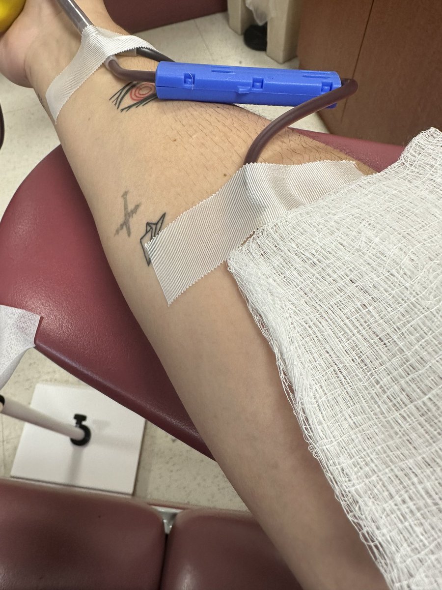 Muchos me preguntan por qué los tatuajes se me ven tan “negritos” a pesar de que ya llevo un tiempo y yo les digo que es por <a href="/culmastattooart/">Culma Nation</a> 😎 Esta es la mejor foto ahora mismo que tengo para mostrar mis tatuajes😂  srry😂 💜💜💜