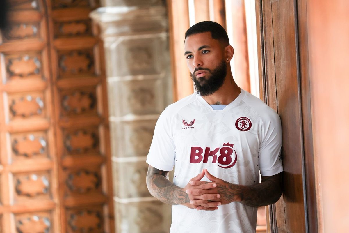 AVFCStatto's tweet photo. The new Aston Villa away kit is here. 

What do you think of it? 

#avfc | #utv | #vtid https://t.co/OirXey9gKH