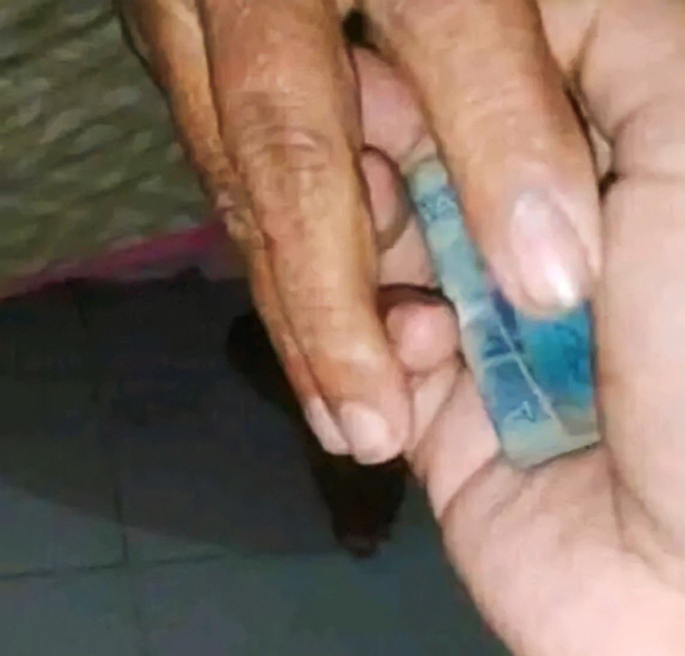 ma grand-mère : ne dis à personne que je t'ai donné ça