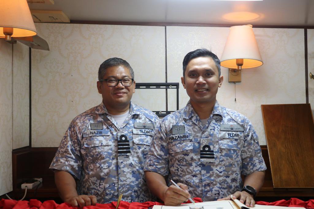 LMS_113's tweet photo. 27 Jul 23 - Pegawai Memerintah telah melaksanakan Kunjungan Hormat ke atas Pegawai Memerintah KD MAHAWANGSA selaku Pegawai Kanan Armada Barat serta Pegawai Memerintah KD LEKIU dan KD TERENGGANU.
@mahawangsa1504 @KD_LekiuFFGH30 @kd_terengganu
#kdbadik113
#devotedtoexcellence https://t.co/tDx9bL9WLq