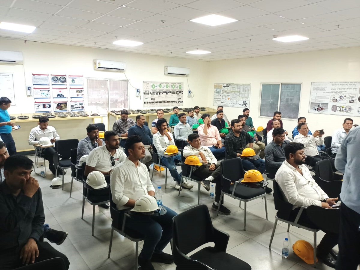 #SIDBI under Udyam Sangyan for Amrit Mahotsav organized an exposure visit of around #MSME #Entrepreneurs to @IGroupIndia to enable them to gather first-hand #experience of #functioning of a large corporate with the objective of (1/4)