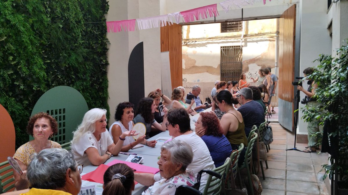 muccastello's tweet photo. 📸 Imatges d'ahir del taller 'fem ciutat: les festes de carrer', realitzat en el Museu d'Etnologia, dins de les activitats del cicle 'Elles habiten la ciutat' 🥳🎊🎉
-
-
-
#METCAS #EllesHabitenlaCiutat #MUCC #CastellóésCultura https://t.co/BlAn1vzFHC
