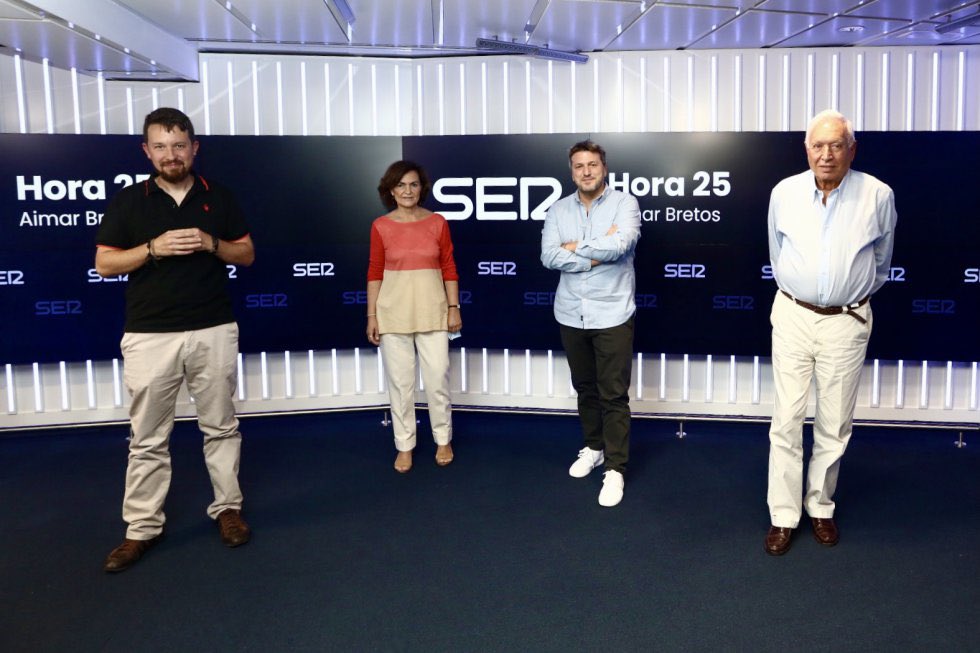 PabloIglesias's tweet photo. Ayer me comunicaron en la SER que el Ágora no continuará la próxima temporada. Quiero dar las gracias a la cadena, a @AimarBretos a @Vic_Olazabal  y a todo su equipo por la oportunidad y por haberme enseñado tanto de radio. Y también a @MargalloJm y @carmencalvo_ por  haber hecho posible un tipo de debate nada frecuente que, además, tuvo un enorme seguimiento. Gracias, por último, a toda la gente que cada lunes a las 22 nos ha escuchado todo este tiempo. Abrazos