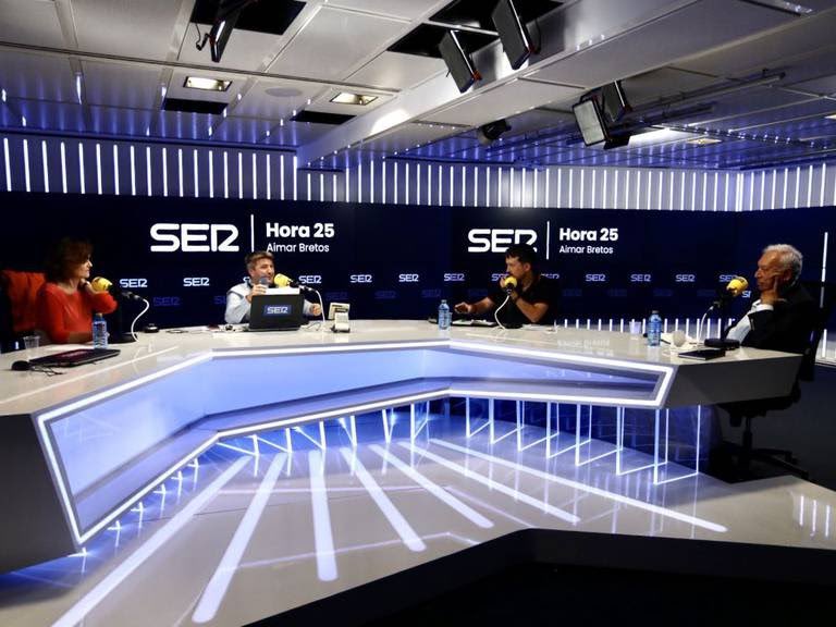 PabloIglesias's tweet photo. Ayer me comunicaron en la SER que el Ágora no continuará la próxima temporada. Quiero dar las gracias a la cadena, a @AimarBretos a @Vic_Olazabal  y a todo su equipo por la oportunidad y por haberme enseñado tanto de radio. Y también a @MargalloJm y @carmencalvo_ por  haber hecho posible un tipo de debate nada frecuente que, además, tuvo un enorme seguimiento. Gracias, por último, a toda la gente que cada lunes a las 22 nos ha escuchado todo este tiempo. Abrazos