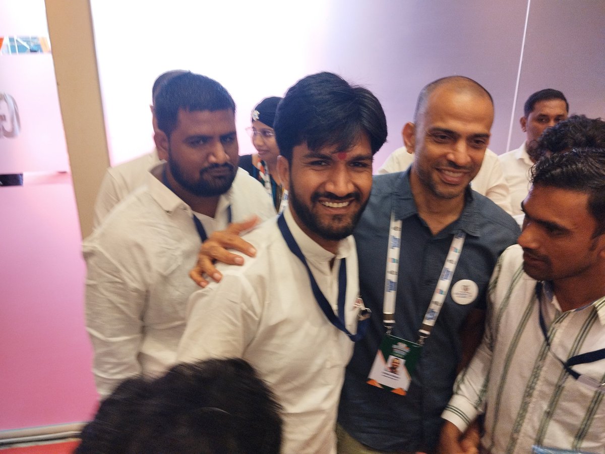 Rakeshs51's tweet photo. आज बेंगलुरु में कांग्रेस राष्ट्रीय नेता  IYC इंचार्ज कृष्णा आलोरिया जी,अल्का लाम्बा जी, राष्ट्रीय अध्यक्ष श्रीनिवासन जी, मनीष जी पालरिया के साथ
@srinivasiyc @LambaAlka https://t.co/11GLlbwxjL