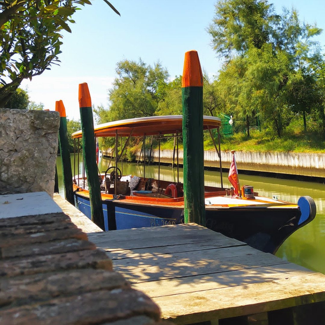 C_B_Venice's tweet image. 'Lady Betty' from 1894, equipped with a sustainable hybrid engine, is the perfect boat for families looking for an eco-friendly tour in the lagoon.
#ecofriendly #sustainable #electricengine #travel #luxury #classicboats #boats #Venedig #Venise #classicboatsvenice