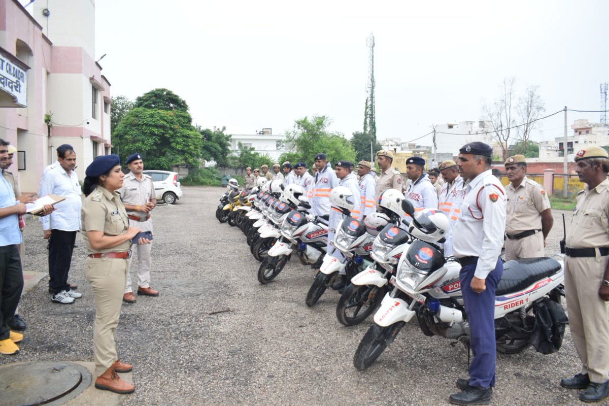 DadriPolice's tweet photo. नितिका गहलोत भा.पु.से. पुलिस अधीक्षक चरखी दादरी ने सभी राईडर पुलिस कर्मचारियों को दिए आवश्यक दिशा–निर्देश

डयुटी में लापरवाही पाई जाने पर राईडर न0 8 के पुलिस कर्मचारियो को किया लाईन हाजिर https://t.co/AbEfVSSBjB