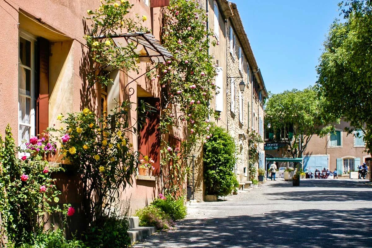 outofofficedaku's tweet image. #Paris, #Strasbourg, and #Nice are all great cities to visit in #France, but if you want to experience the country&apos;s true beauty, you should also explore some of its small towns. #France is home to many charming and picturesque small towns, and this tweet will help you find some…