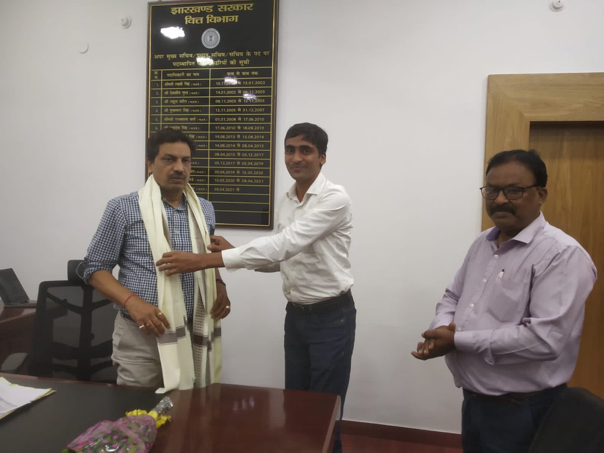 वित्त विभाग के प्रधान सचिव श्री अजय कुमार सिंह अफसरशाही को लेकर पारंपरिक अवधारणाओं को तोड़ते हैं।
वित्तीय संसाधनों का सदुपयोग लोककल्याण और सामाजिक सुरक्षा में हो इसकी प्रतिबद्धता इन्हें अन्य अधिकारियों से अलग करता है।
#OPS बहाली में हमेशा सकारात्मक रुख के लिए ह्रदय से आभार।
🙏🙏