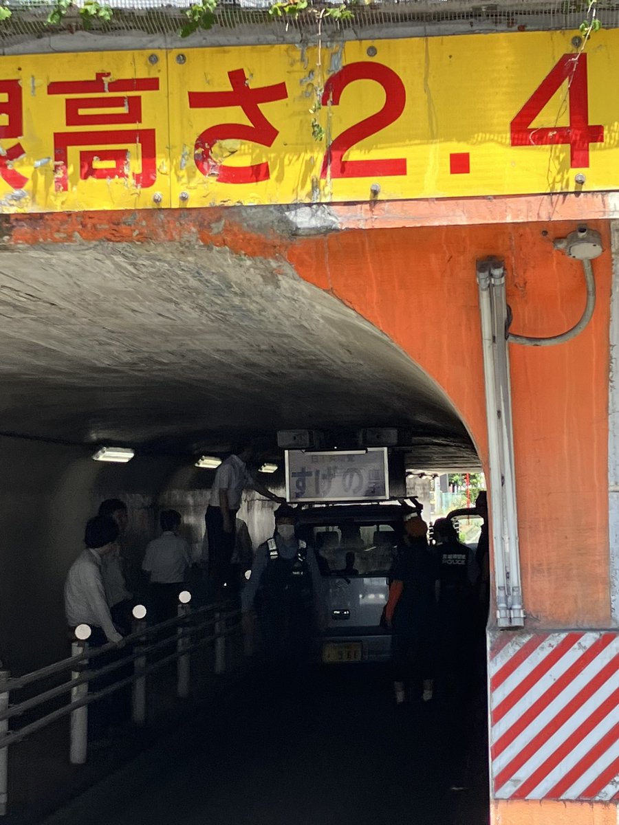 tetuotashogo's tweet photo. 仙台にいます
高架下に選挙カーが引っかかってました
警察来て通行止め(((((( https://t.co/QyLfAce4bh