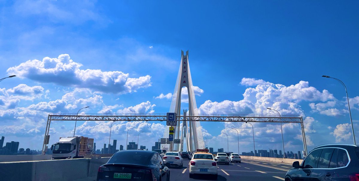 Bitwux's tweet photo. 下面这段言论可能会树敌：

【为什么炒币遇到暴跌，不管是我们自己，还是看得见的大V们，都喜欢死扛？】

知己知彼，再知人性，次知市场

才能更好的投资

这里我会把底层逻辑给大家梳理一下，顺便帮大家揪出心中的魔鬼

文末有我本人对行情的判读 https://t.co/qyE4ynaMNE