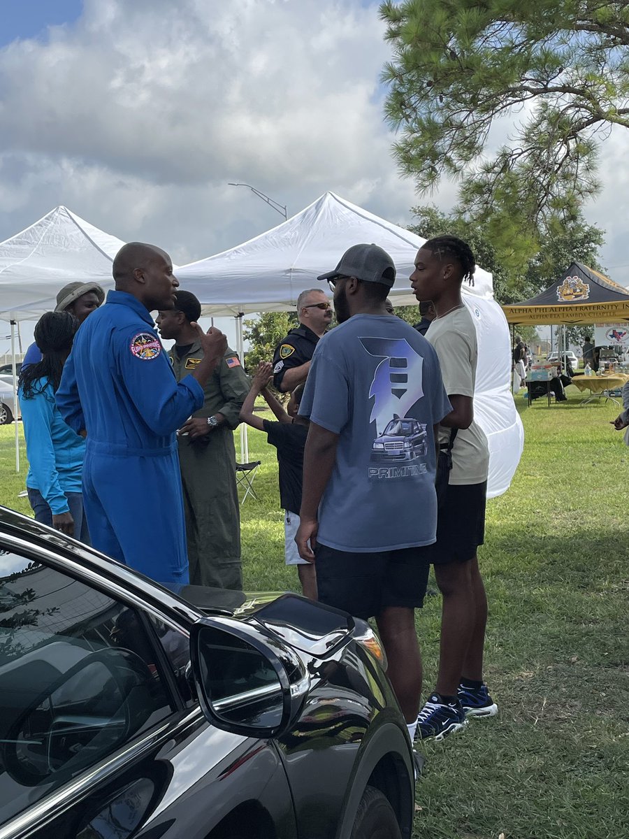 DSTDIVA99's tweet photo. Troop 686 received their Aviation Merit Badge! Thank you @alphaetalambda and @coldsingleton1 for the invitation #roadtoeagle #scoutlife @routemup_k3y https://t.co/mo1vQ071Nf