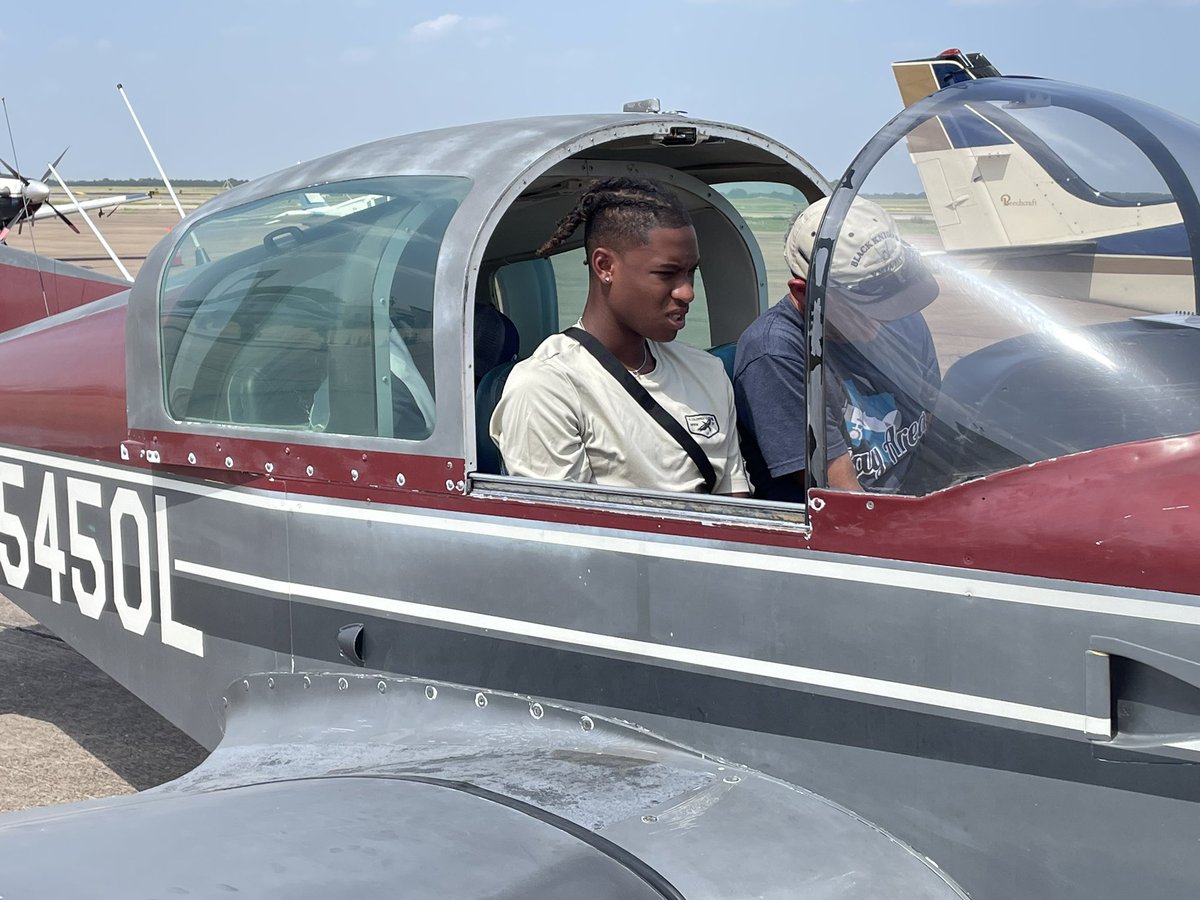 DSTDIVA99's tweet photo. Troop 686 received their Aviation Merit Badge! Thank you @alphaetalambda and @coldsingleton1 for the invitation #roadtoeagle #scoutlife @routemup_k3y https://t.co/mo1vQ071Nf