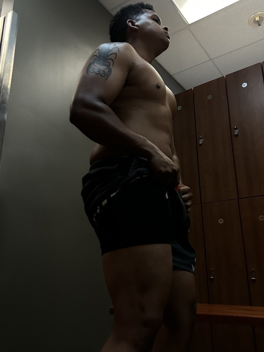 Skelavs's tweet photo. Physique update: 200 pounds working on another cut ;) https://t.co/ZiInmPuxPh