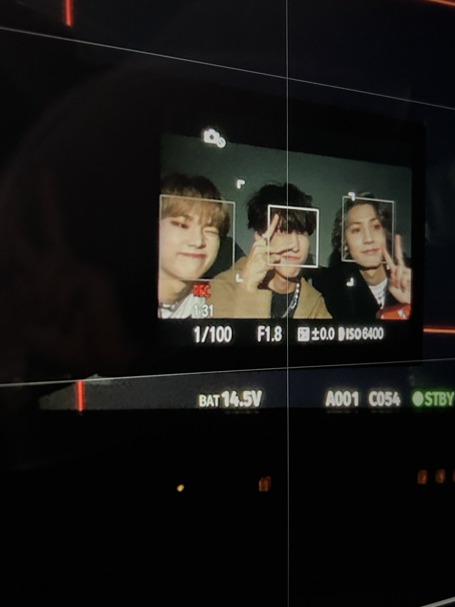 XH_official's tweet photo. 카메라의 카메라

#XdinaryHeroes #엑스디너리히어로즈 #엑디즈 #빌런즈 #Villains #JunHan #준한 #주난 https://t.co/tNoKIvPYAg