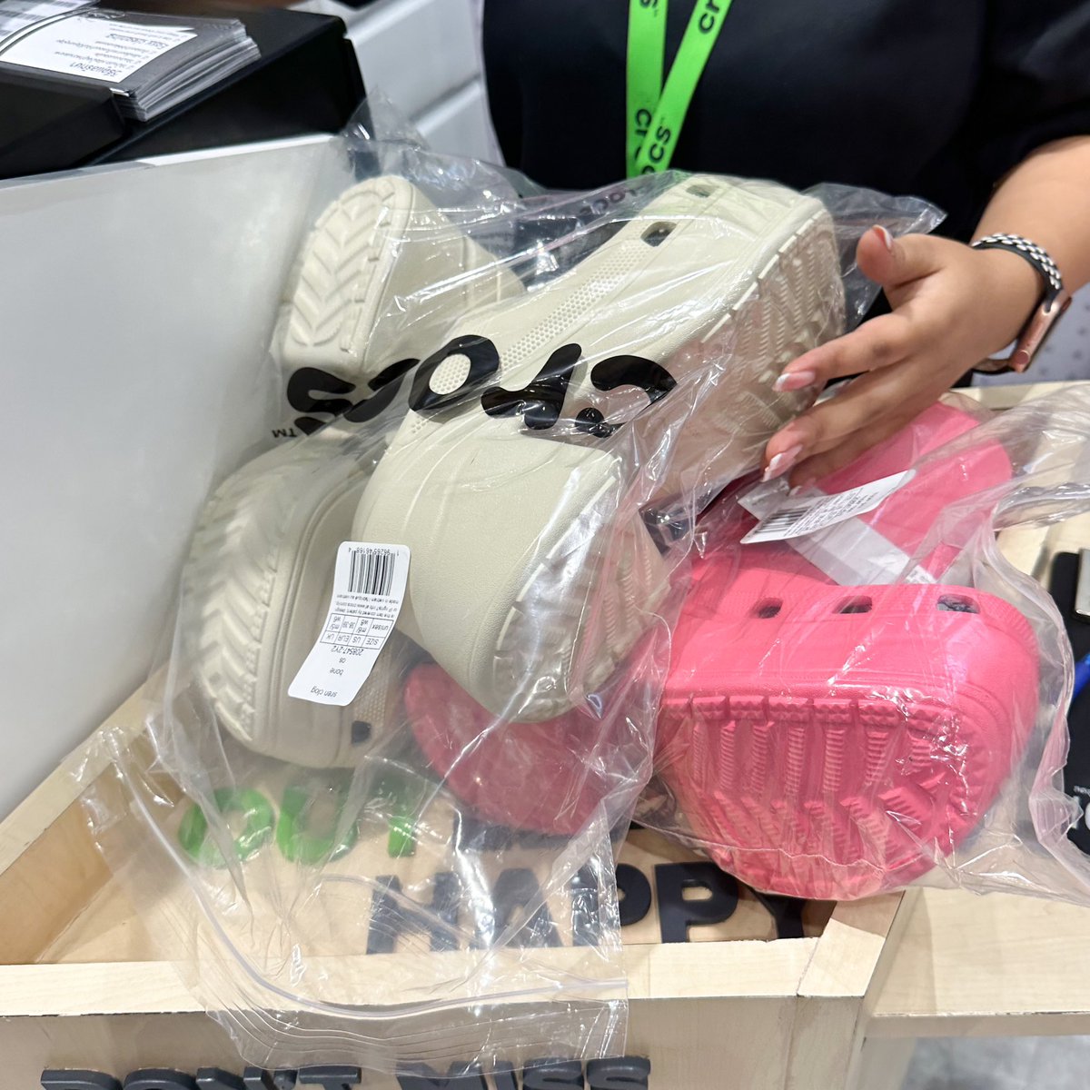 Crocs siren ขายที่ไทยแนะ สูงแบบตึกเว่อ555555555 ขายวันแรก ร้านจะแตก🤧 เอามาก่อน 2 คู่ ใส่สีชมพูไม่ค่อยสวย แต่เอามาก่อน