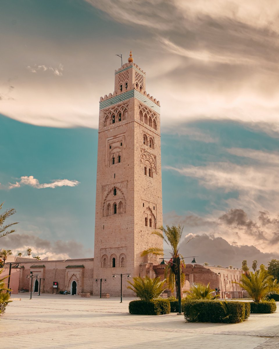 Travelingossip's tweet photo. Embark on a journey to #Marrakech, Morocco. This bustling city, with its vibrant souks, stunning palaces, and beautiful gardens, offers an unparalleled sensory experience. 🇲🇦🕌 #Travel #CityExploration #MoroccanMagic https://t.co/IPXge4Pvoc