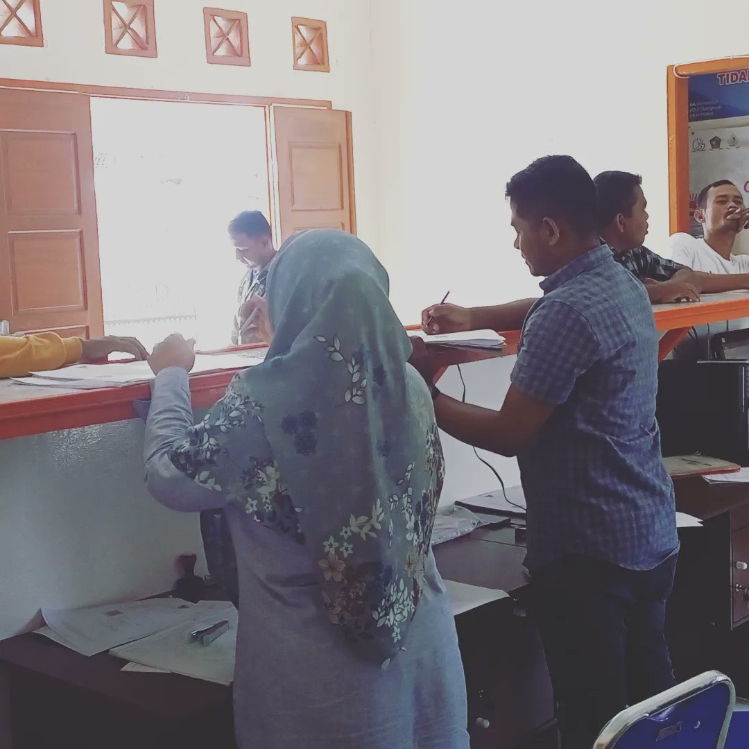 kualapeukanbaro's tweet photo. #Sahabatbahari petugas loket pelayanan terpadu PP. @kualapeukanbaro melayani masyarakat nelayan dalam pengurusan dokumen melaut seperti SLO, STBLKK, SPB dan dokumen PHQC.
#pelayananprima
@alimanselian @KarnandaMirza @humasaceh https://t.co/ZYtMAbS8gx