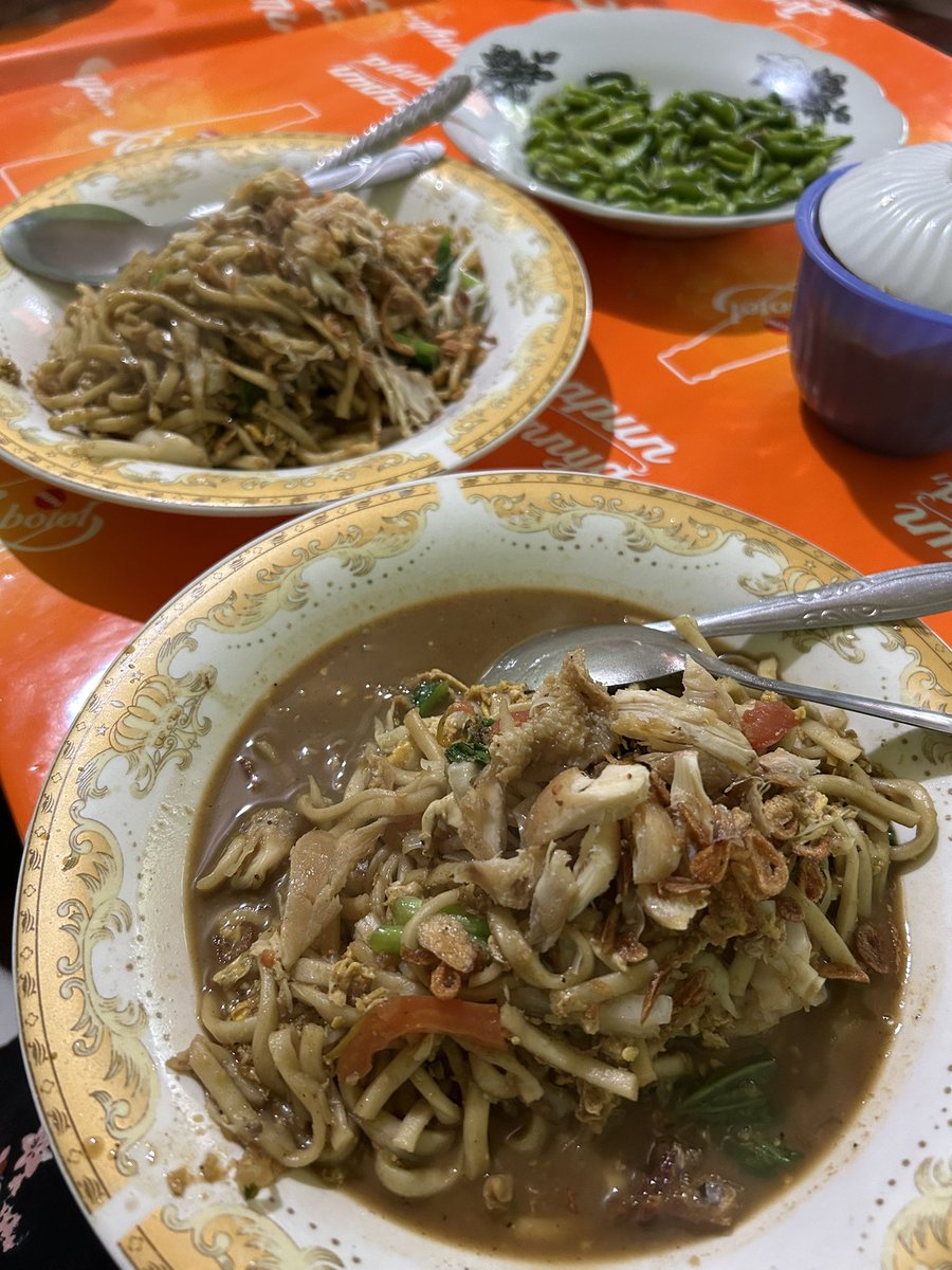 delazael's tweet photo. @FOODFESS2 Mie khodon, bakso, sate maranggi, duren dr kebon sendiri 🤤 https://t.co/tjIfndYhUK
