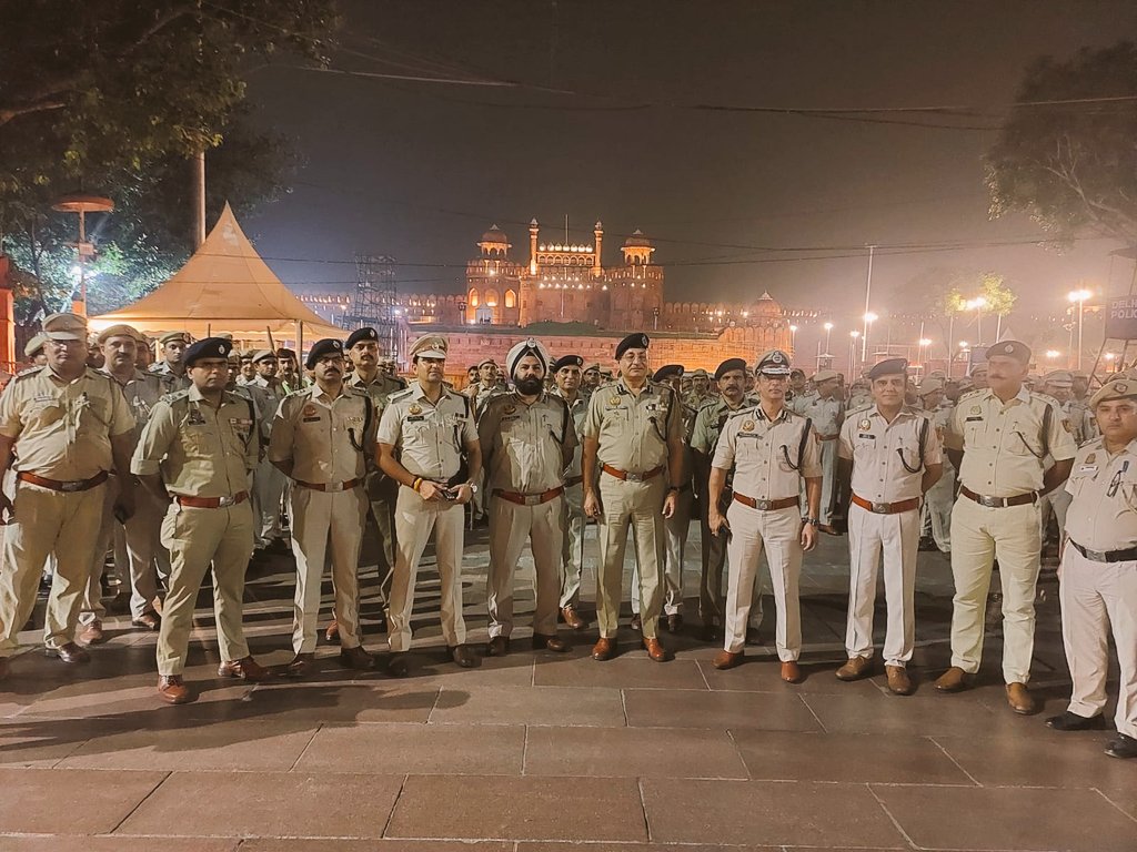 DcpNorthDelhi's tweet photo. 🌃🚔 Safeguarding our community doesn't rest with the setting sun. Embracing the dark hours ensures safety, reassurance, and a stronger bond with the people we serve. Together, we illuminate the path towards a safer tomorrow! 🌠👮‍♂️
#GeneralGasht.
 @Dependra_Pathak https://t.co/Sb0iALPf39