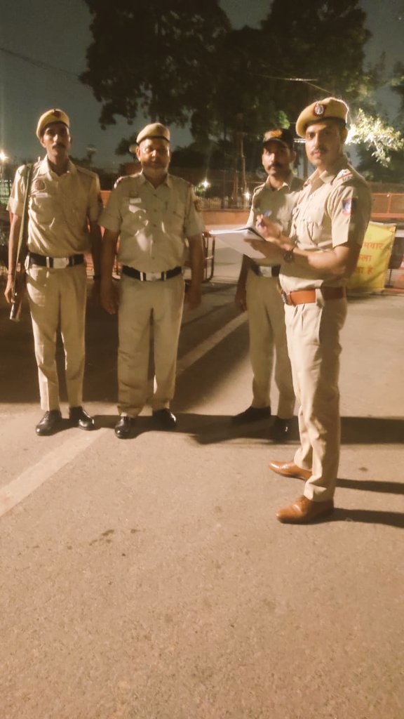 DcpNorthDelhi's tweet photo. 🌃🚔 Safeguarding our community doesn't rest with the setting sun. Embracing the dark hours ensures safety, reassurance, and a stronger bond with the people we serve. Together, we illuminate the path towards a safer tomorrow! 🌠👮‍♂️
#GeneralGasht.
 @Dependra_Pathak https://t.co/Sb0iALPf39