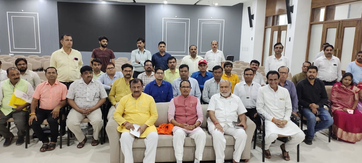 LokendraShriva2's tweet photo. @BJP4MP मैं अफसरशाही भारी पड़ रही है,श्री @ChouhanShivraj ji की बैठक के बाद भी संविदा नीति 2023 में संशोधन इस बात की गवाही दे रहा है.सीएम की घोषणा अनुसार नीति नहीं बनाई गई बहुत सारी विसंगतियां है @GADdeptmp तत्काल नीति पर संशोधन करना जरूरी है ताकि cm की घोषणा अनुरूप लाभ मिल सके। https://t.co/R5wfWiaKC8