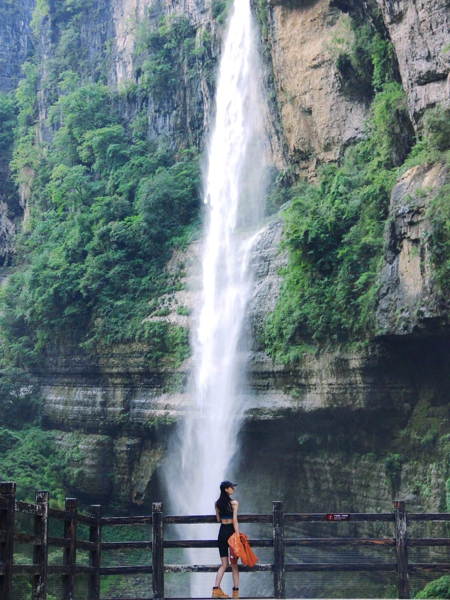 daversifier's tweet image. 🏞️🚶‍♂️ Explore the magnificent canyon and experience nature in all its splendor! Walking canyon tours take you through magnificent landscapes, feeling the earth beneath your feet and breathing fresh air.