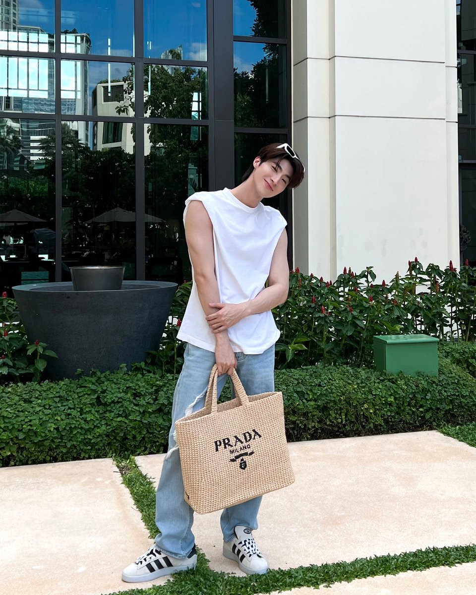 bluepongtiwat_'s tweet photo. holiday mode https://t.co/XlzsPgGEFh