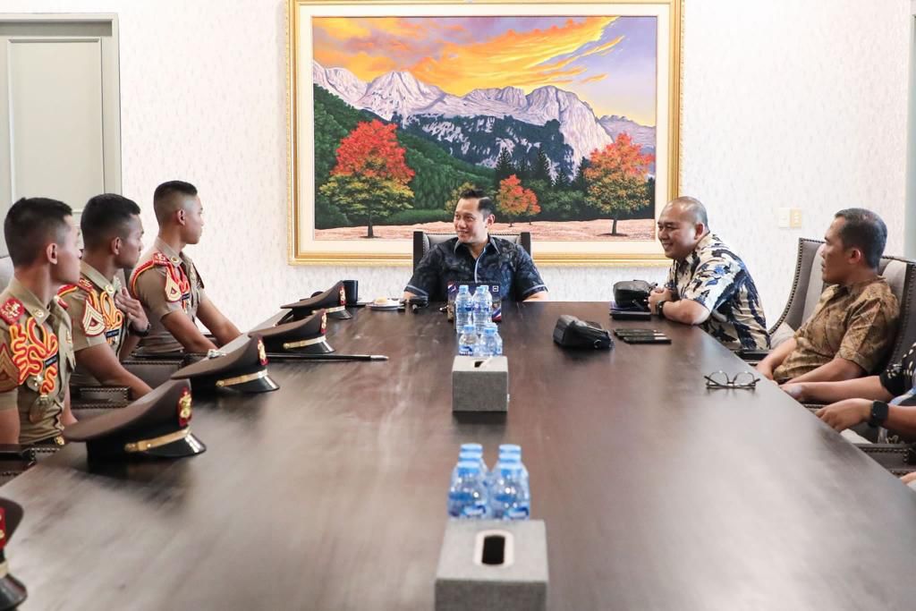 AgusYudhoyono's tweet photo. Berkesempatan diskusi dgn adik2 yg sdg menempuh pendidikan di Akademi Militer. Kebetulan, semuanya sdg cuti naik tingkat jd bisa bertemu. Senang bisa berbagi dgn para calon perwira ini, saya titip pesan agar terus menjaga integritas, keberanian & semangat pantang menyerah dlm berbagai medan pengabdian. Semoga sukses.