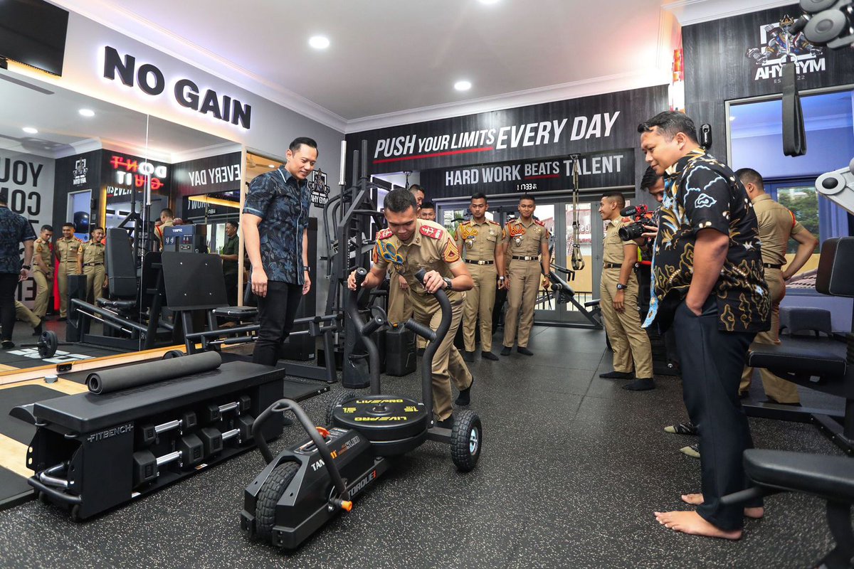 AgusYudhoyono's tweet photo. Berkesempatan diskusi dgn adik2 yg sdg menempuh pendidikan di Akademi Militer. Kebetulan, semuanya sdg cuti naik tingkat jd bisa bertemu. Senang bisa berbagi dgn para calon perwira ini, saya titip pesan agar terus menjaga integritas, keberanian & semangat pantang menyerah dlm berbagai medan pengabdian. Semoga sukses.