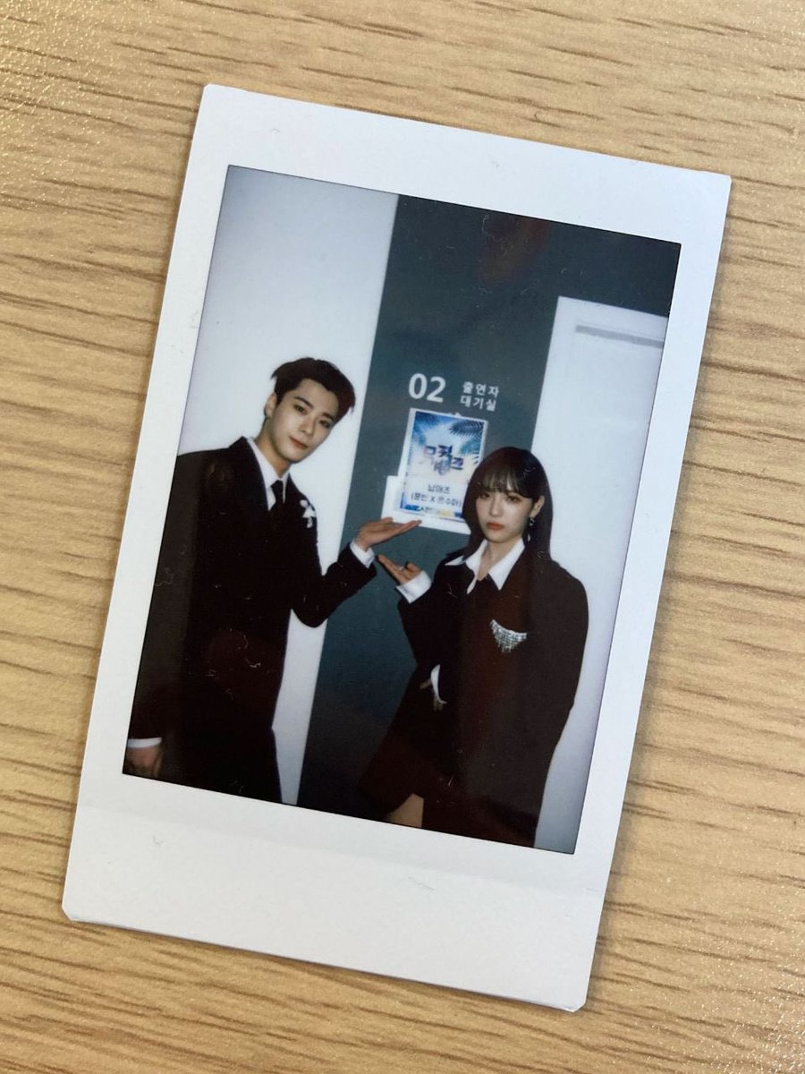 stanastro1602's tweet photo. The polaroid in her phone is really the one during the Candy In My Ears Moon Sibs stage. 🥺😭And she put the Bin sticker above his pic. Moon Siblings Forever indeed. 🥺💜

#MOONSUA #문수아 #BILLLIE #빌리
#MOONBIN #문빈 #ASTRO #아스트로 https://t.co/X9yVvhV4QX