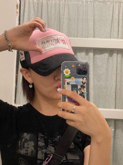 stanastro1602's tweet photo. The polaroid in her phone is really the one during the Candy In My Ears Moon Sibs stage. 🥺😭And she put the Bin sticker above his pic. Moon Siblings Forever indeed. 🥺💜

#MOONSUA #문수아 #BILLLIE #빌리
#MOONBIN #문빈 #ASTRO #아스트로 https://t.co/X9yVvhV4QX