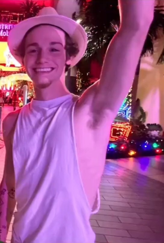 FELIZ 20 ANOS PAY!!! Hoje é dia dele, do menino que fez esse portal acontecer, amamos cada sorriso e conquista dele.
Você merece o mundo pequeno, nós da CPYTNBR te desejamos um feliz aniversário e que seu dia seja incrível 🥺💕 #PYTNDAY